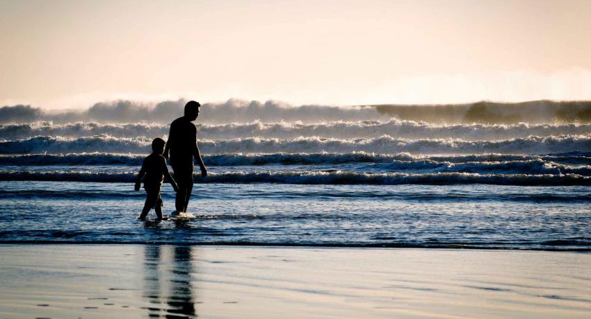 父亲和儿子在海边