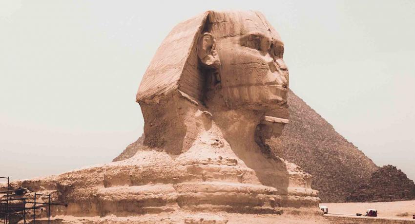Статуя Тутанхамона в Египте