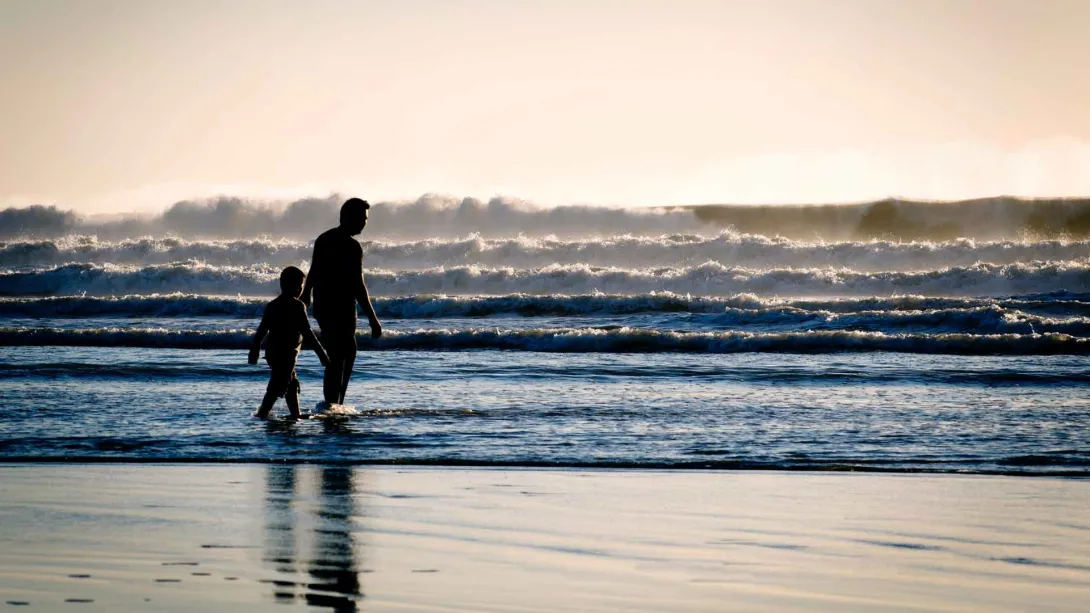 Père et fils au bord de la mer