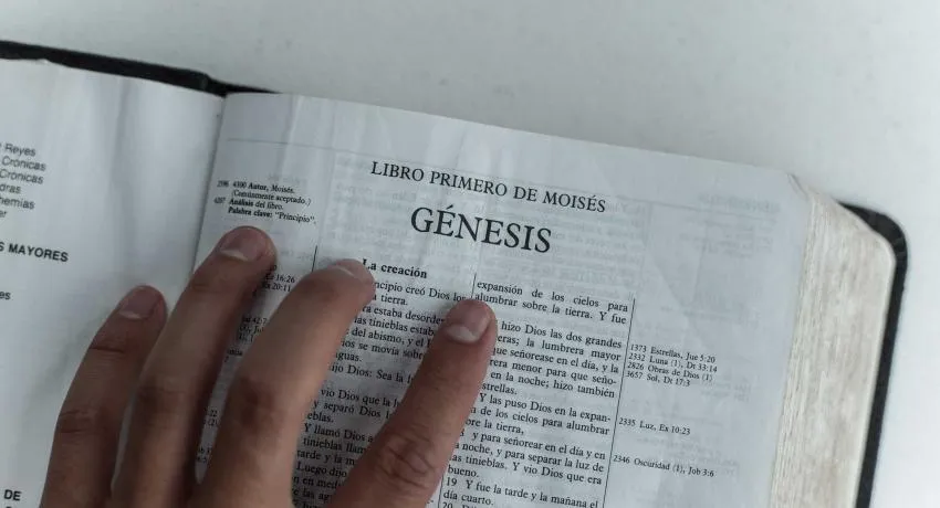 Biblia abierta en la página "Génesis"